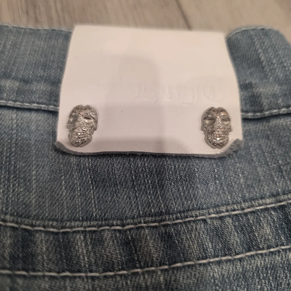 Laguna Beach Jean Co. Women’s Acid Wash Skull Studded Low Waist Straight Size 31 - Picture 4 of 15